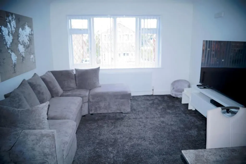 Luxurious Detached Bungalow Batley 0*,